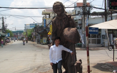 Sao Mai Quang Hào bên tượng thi sỹ “điên” Bùi Giáng giữa  ngã tư đường...