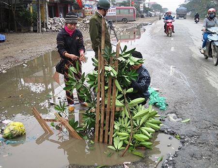 Người dân địa phương đã lấy cành cây rào lại để cảnh báo người đi đường.