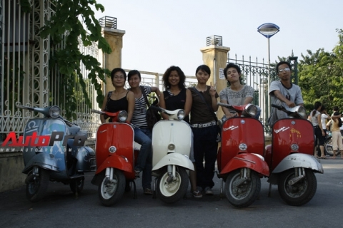 Quách Thịnh (ngồi giữa) trong những ngày đầu chơi Vespa
            