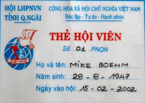 Thẻ hội viên phụ nữ danh dự mang mã số 01 của Mike Boehm do Hội liên hiệp phụ nữ tỉnh Quảng Ngãi cấp. Ảnh: Trí Tín