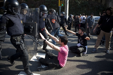 Cảnh sát đang cố gắng giải tán những sinh viên biểu tình ở Barcelona, Tây Ban Nha.