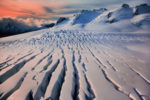 Những khe nứt trên mặt băng gần khu vực dãy núi Southern Alps.