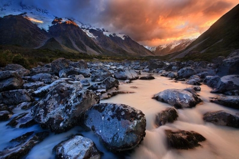 Cảnh mặt trời mọc ở dãy núi Mount Cook.