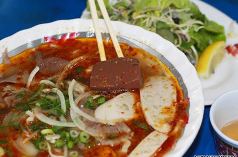 Bún bò. Ảnh: CNNGo.