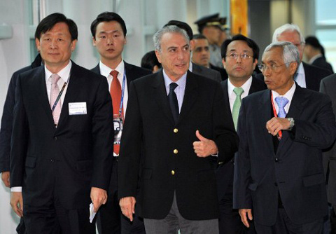 REPUBLIC OF KOREA, INCHEON : Brazil's Vice President Michel Temer (C) arrives at Incheon International Airport, west of Seoul, on March 23, 2012 ahead of the 2012 Seoul Nuclear Security Summit. Leaders from over 50 nations will attend the 2012 Seoul Nuclear Security Summit on March 26-27. AFP PHOTO / POOL / JUNG YEON-JE