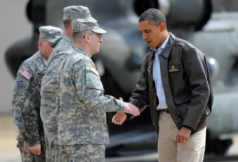 Ông Obama đưa tay chào các binh sĩ Mỹ đóng quân tại đây