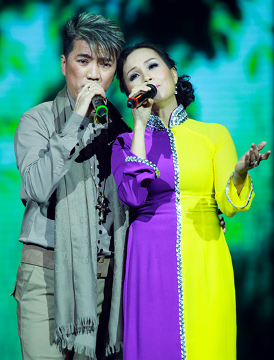 Màn kết hợp ăn ý với Mr Đàm qua ca khúc Mưa rừng nhận được sự cổ vũ của khán giả. Đêm qua, sân khấu được thiết kế nhẹ nhàng nhưng gây ấn tượng mạnh với khán giả từ cách bày trí công phu dưới bàn tay của đạo diễn Trần Vi Mỹ.