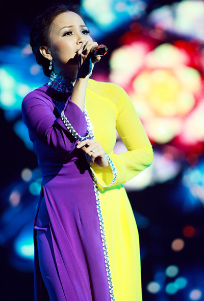 Với chất giọng ngọt ngào, cô khiến khán bùi ngùi theo ca khúc Ngày buồn và Mưa.