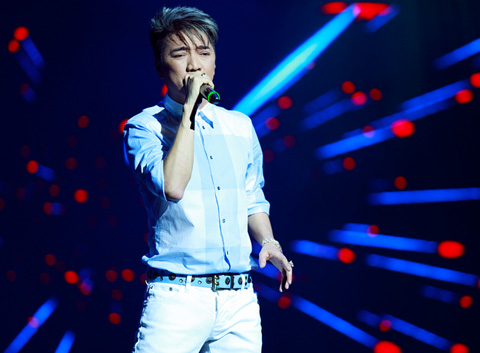 Đàm Vĩnh Hưng đem lại khán giả cảm giác thổn thức bằng những tình khúc mưa lãng mạn: Đường xưa ướt mưa, Thành phố mưa bay, Trời còn mưa mãi, Mắt lệ cho người...