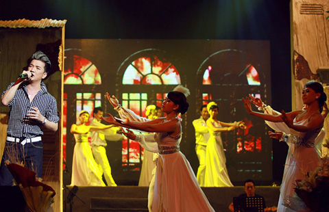 Nam ca sĩ biết cách bài trí sân khấu sao cho phù hợp từng nội dung lời bài hát. Những vật dụng như: hàng cây, ghế đá, cột đèn, căn nhà, ánh trang … đã tô điểm cho ca khúc thêm phần hấp dẫn.