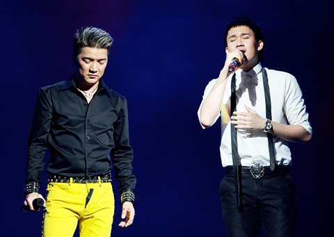 Dương Triệu Vũ có phần biểu diễn thành công. Với liên khúc Hận tình, Mùa thu trong mưa, anh đã thể hiện bản lĩnh làm chủ sân khấu khi đứng cạnh Mr Đàm.