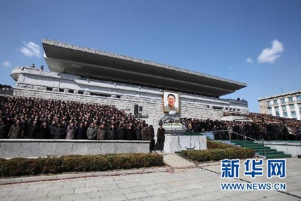 Ảnh: Kim Jong-un rơi lệ trong lễ 100 ngày của cha