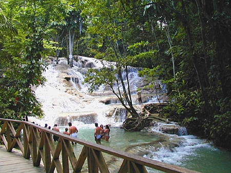 Cách thị trấn du lịch Ocho Rios chỉ vài cây số, thác nước trên sông Dunn đạt tới độ cao 180 mét là một trong những điểm tham quan phổ biến nhất của hòn đảo. 