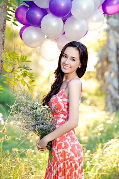 Vẻ đẹp dịu dàng và lòng nhân ái của Hoa hậu Việt Nam 2006 được nhiều người yêu mến.