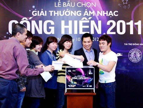 Cù Trọng Xoay làm MC trao giải Âm nhạc cống hiến 2011