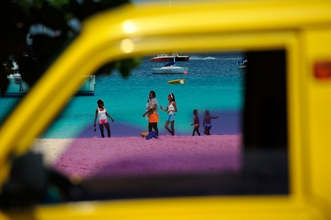 Khách du lịch đi dạo trên bãi biển Bridgetown, Barbados.