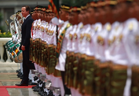 Thủ tướng Anh David Cameron đi qua đội duyệt binh danh dự ở Kuala Lumpur, Malaysia, trong khuôn khổ chuyến thăm 5 ngày tới vùng Viễn Đông.