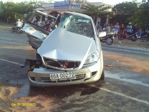 Tai nạn thảm thương, 5 người trên taxi thương vong