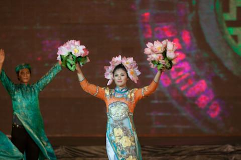  Những hồi trống khai màn đêm bế mạc Festival Huế 2012.