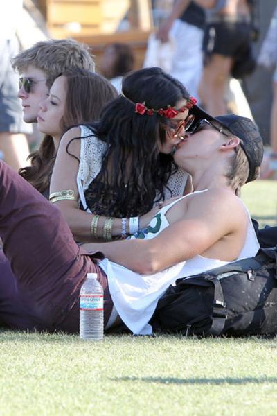 Vanessa Hudgens khoái tình tứ nơi công cộng