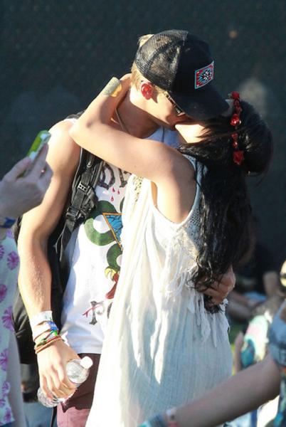 Vanessa Hudgens khoái tình tứ nơi công cộng