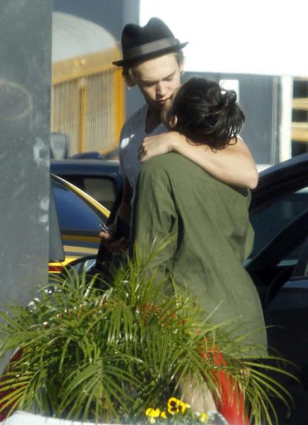 Vanessa Hudgens khoái tình tứ nơi công cộng