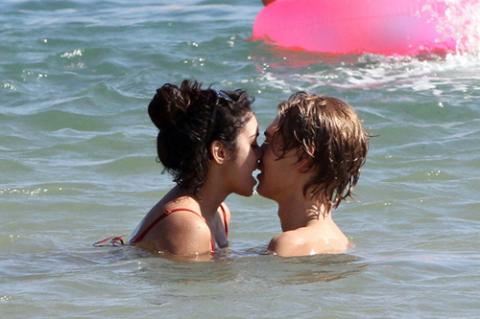 Vanessa Hudgens khoái tình tứ nơi công cộng