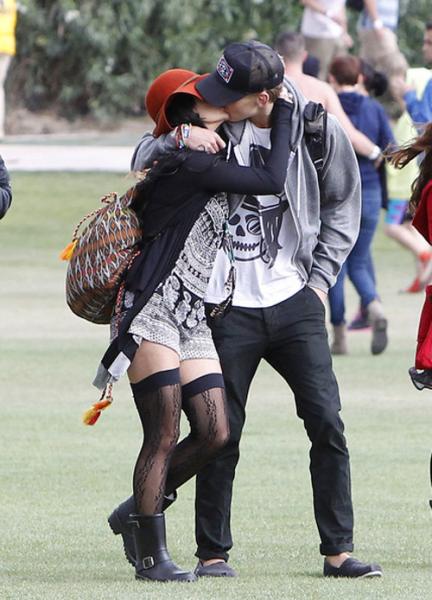 Vanessa Hudgens khoái tình tứ nơi công cộng