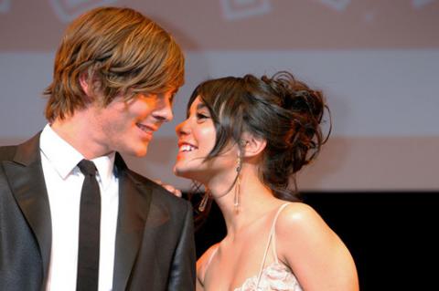 Vanessa Hudgens khoái tình tứ nơi công cộng