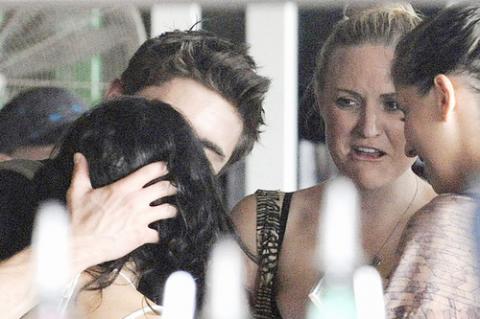 Vanessa Hudgens khoái tình tứ nơi công cộng