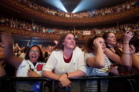 Các fan hâm mộ cổ vũ cho ban nhạc One Direction biểu diễn tại nhà hát St James ở Wellington, New Zealand.