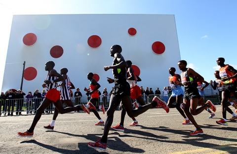 Các VĐV marathon chạy qua khu liên hợp Royal Artillery Barracks –nơi sẽ diễn ra môn bắn súng tại Olympic London vào tháng 7 tới.