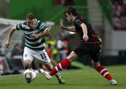 Sporting's Diego Capel, left, from Spain, sidesteps Athletic Bilbao's Jon Aurtenetxe during their Europa League first leg semifinal soccer match at Sporting's Alvalade stadium in Lisbon, Thursday, April 19, 2012. Capel scored once in Sporting's 2-1 victory.