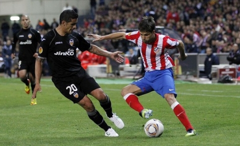 MADRID, SPAIN - APRIL 19: Diego Ribas of Atletico Madrid duels for the ball with Ricardo Costa of Valencia during the UEFA Europa League Semi Final first leg match between Atletico Madrid and Valencia at Vicente Calderon stadium on April 19, 2012 in Madrid, Spain.