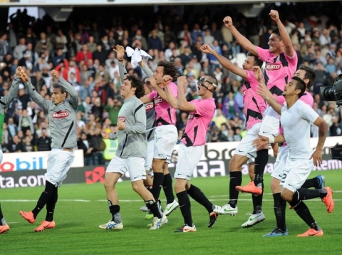 CESENA, ITALY - APRIL 25:  The players of Juventus celebrate the victory after the Serie A match between AC Cesena and Juventus FC at Dino Manuzzi Stadium on April 25, 2012 in Cesena, Italy.