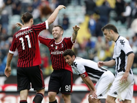 AC Milan's Zlatan Ibrahimovic (L) celebrates with teammate Antonio Cassano (2nd L) after scoring, as Siena players watch, during their Italian Serie A soccer match at the Franchi stadium in Siena April 29, 2012.