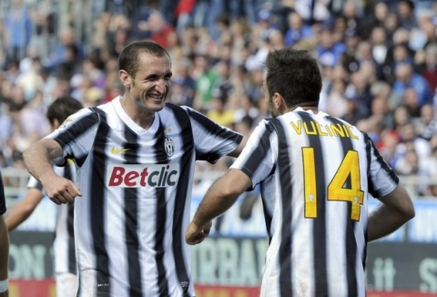 NOVARA, ITALY - APRIL 29:  Mirko Vucinic and Giorgio Chiellini (L) of Juventus FC celebrates scoring the fourth goal during the Serie A match between Novara Calcio and Juventus FC at Silvio Piola Stadium on April 29, 2012 in Novara, Italy.