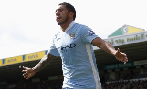 Carlos Tevez (L) of Manchester City celebrates his hat-trick against Norwich City during their English Premier League soccer match in Norwich, eastern England, April 14, 2012.