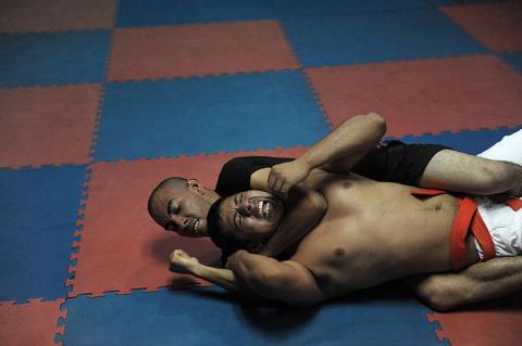 Hai vận động viên đang luyện tập môn võ Sambo ở San Salvador, El Salvador.