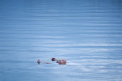 Một người đàn ông tắm trên sông ở Hải Nam, Trung Quốc.