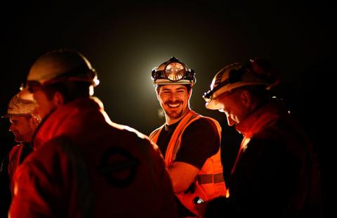 Công nhân nghỉ ngơi trong khi sửa chữa đường ray tàu điện ngầm ở London, Anh.