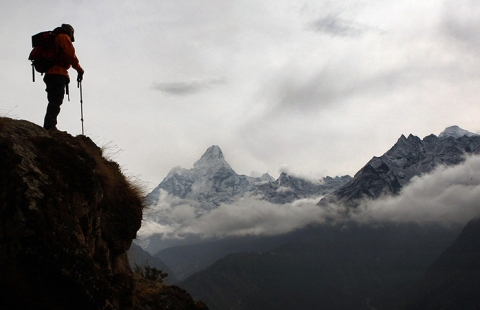 Một thành viên của nhóm leo núi đang trên đường tới đỉnh núi Everest ở Khumjung, Nepal.