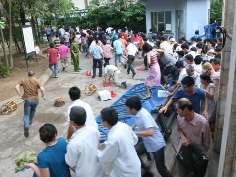 Trắng đêm, “chen bẹp ruột” vẫn không xin học cho con 6