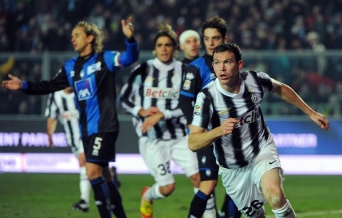 Juventus' Swiss defender Stephan Lichtseiner (R) celebrates after scoring a goal during the seria A football match Atalanta against Juventus on January 21, 2012 in Atleti stadium in Bergamo.