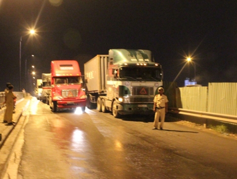 Hàng trăm phương tiện chết ghí trên cầu kéo dài hơn 2km chờ giải tỏa hiện trường.