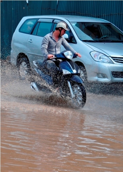 Hà Nội: Đường biến thành 'sông' sau cơn mưa nhỏ