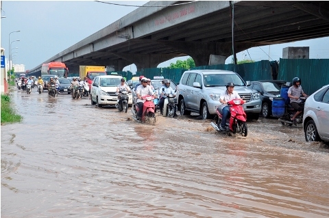 Hà Nội: Đường biến thành 'sông' sau cơn mưa nhỏ