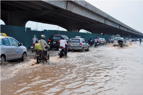 Hà Nội: Đường biến thành 'sông' sau cơn mưa nhỏ