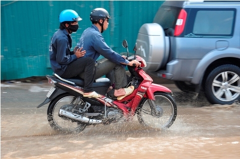 Hà Nội: Đường biến thành 'sông' sau cơn mưa nhỏ