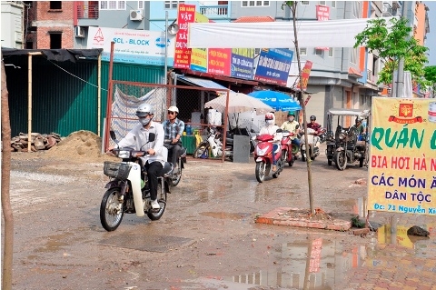 Hà Nội: Đường biến thành 'sông' sau cơn mưa nhỏ